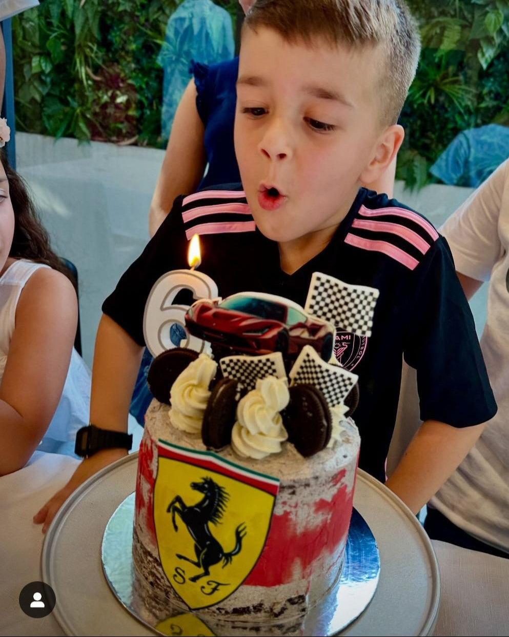 How to easily theme any cake